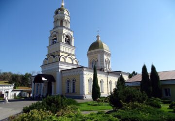 Строительство каменной Свято-Троицкой церкви в Покровской слободе Саратовской губернии начали в 1816 году. Завершили возводить храм к началу 1825 года. Сначала не было колокольни,…