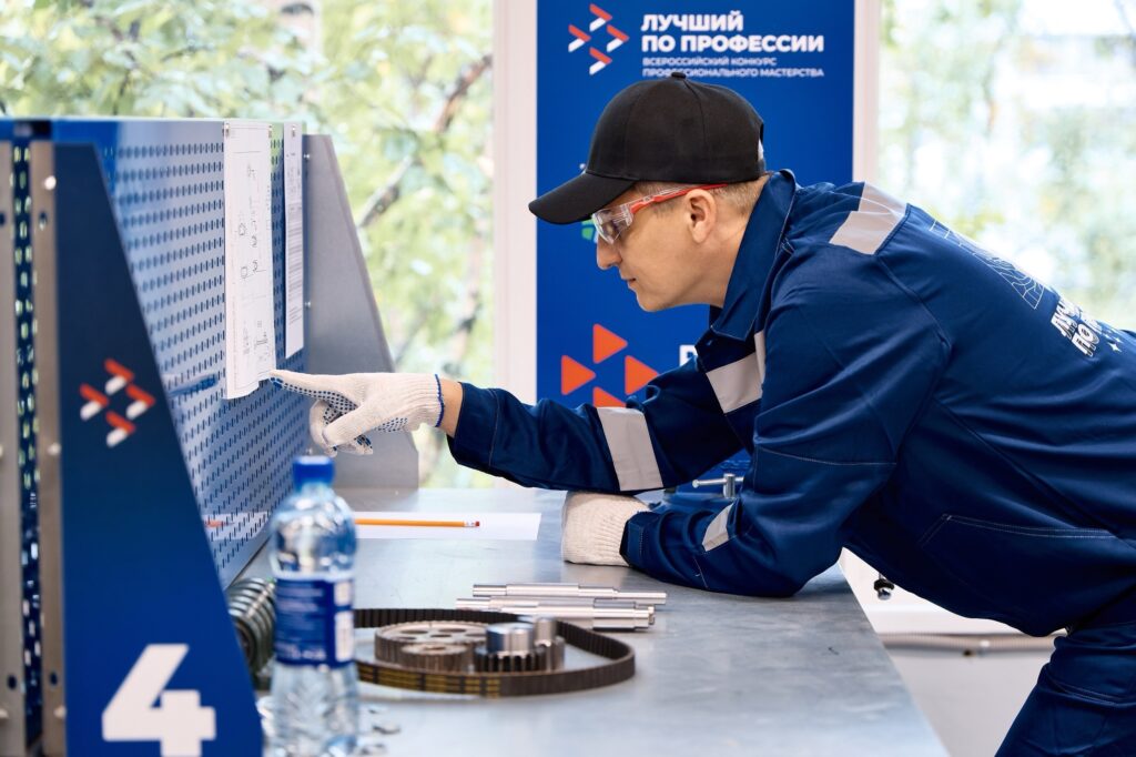 Финалы «Лучшего по профессии» в разгаре 🔥 Испытания проходят участники номинаций «Токарь» и «Слесарь-сборщик». Финалисты уже за работой – борьба идет полным ходом. ⚡ Что происходи…
