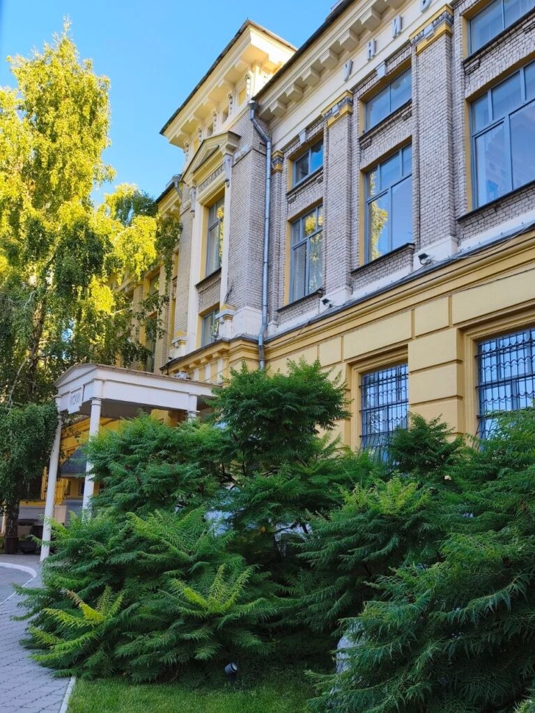 Какие тайны хранит классический университет? В чертежах III корпуса указаны полуметровые шахты, идущие из подвальных помещений наверх. Говорят, что ранее в них клали мешки с сухой…
