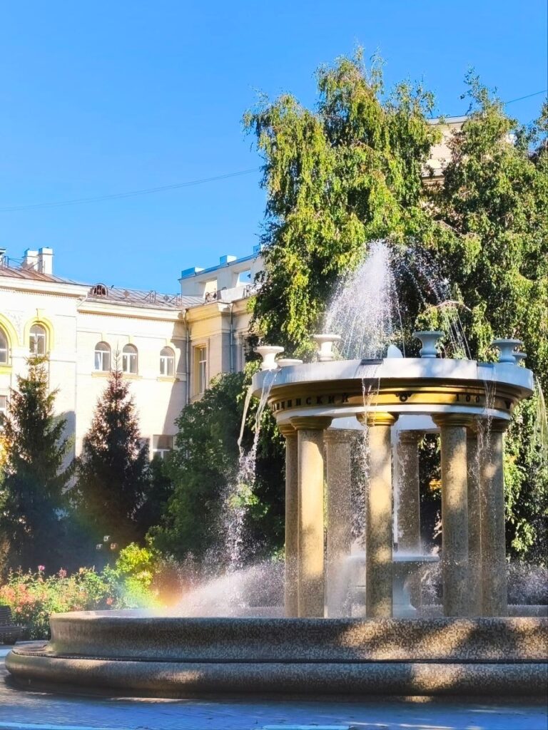 Какие тайны хранит классический университет? В чертежах III корпуса указаны полуметровые шахты, идущие из подвальных помещений наверх. Говорят, что ранее в них клали мешки с сухой…