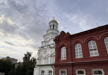 Рубрика «Удивительное рядом» Все дороги ведут в Храм … Храм святителя Митрофана, епископа Воронежского. 📌В конце XVIII — начале XIX века на месте нынешней площади имени С. М. Киро…