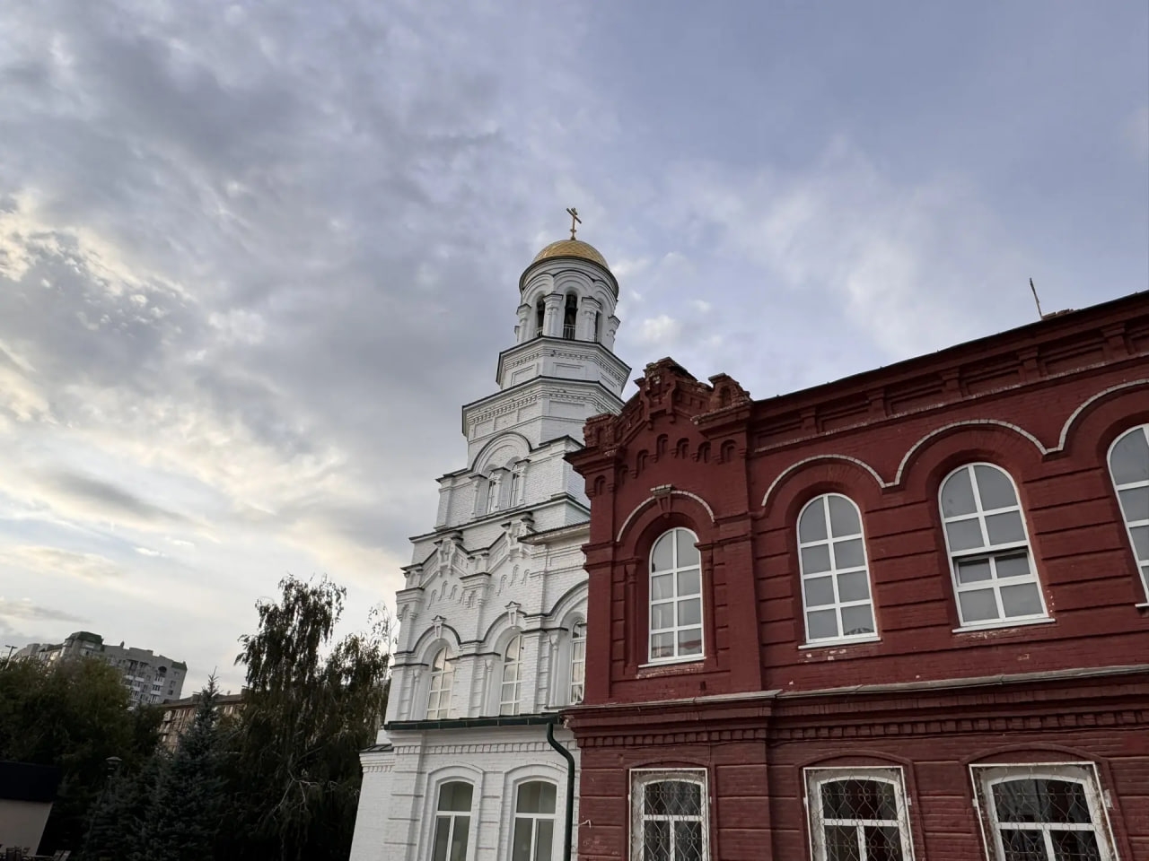 Рубрика «Удивительное рядом» Все дороги ведут в Храм … Храм святителя Митрофана, епископа Воронежского. 📌В конце XVIII — начале XIX века на месте нынешней площади имени С. М. Киро…