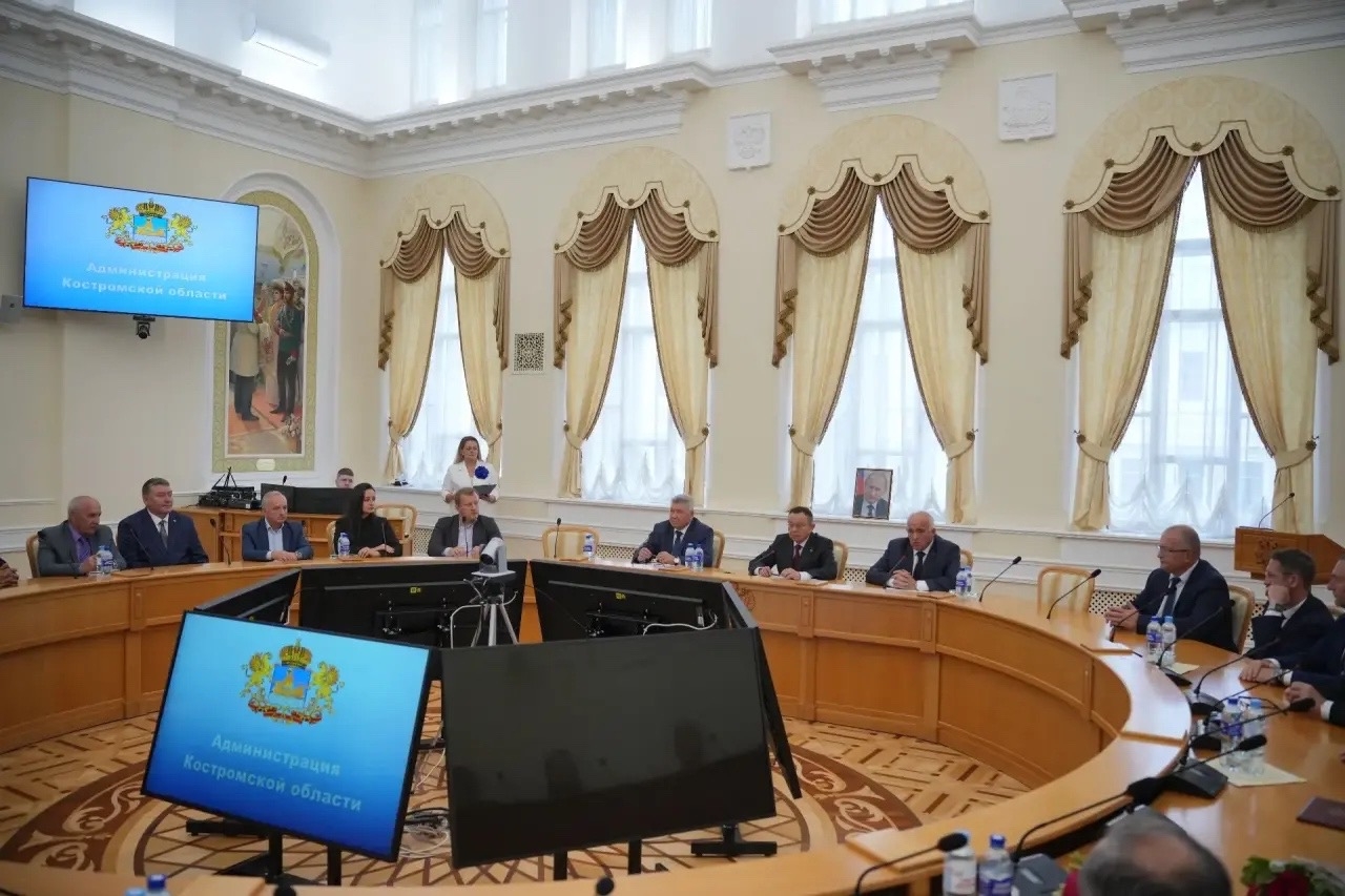 Глава Минстроя России Ирек Файзуллин наградил представителей строительной отрасли Костромской области В рамках рабочей поездки в регион состоялась торжественная церемония награжде…
