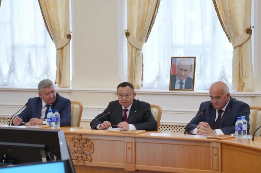 Глава Минстроя России Ирек Файзуллин наградил представителей строительной отрасли Костромской области В рамках рабочей поездки в регион состоялась торжественная церемония награжде…