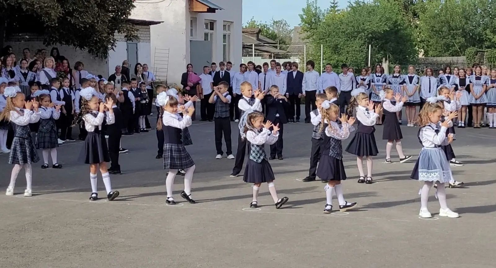 День знаний в школах Балашовского района На этой неделе в образовательных учреждениях Балашова и Балашовского района прошли торжественные линейки, посвящённые началу нового учебно…