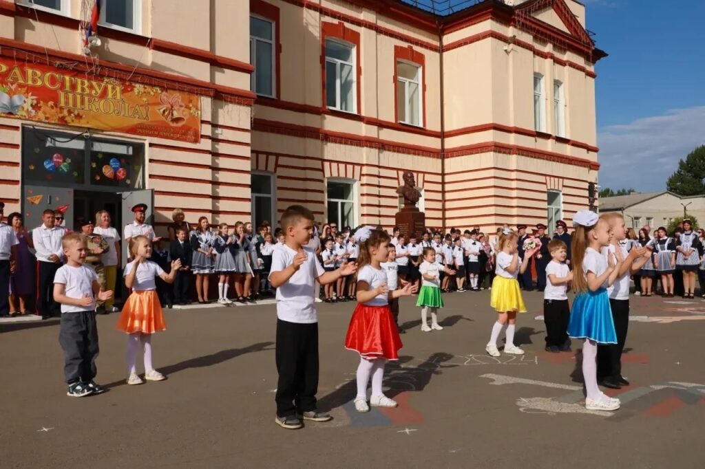 День знаний в школах Балашовского района На этой неделе в образовательных учреждениях Балашова и Балашовского района прошли торжественные линейки, посвящённые началу нового учебно…