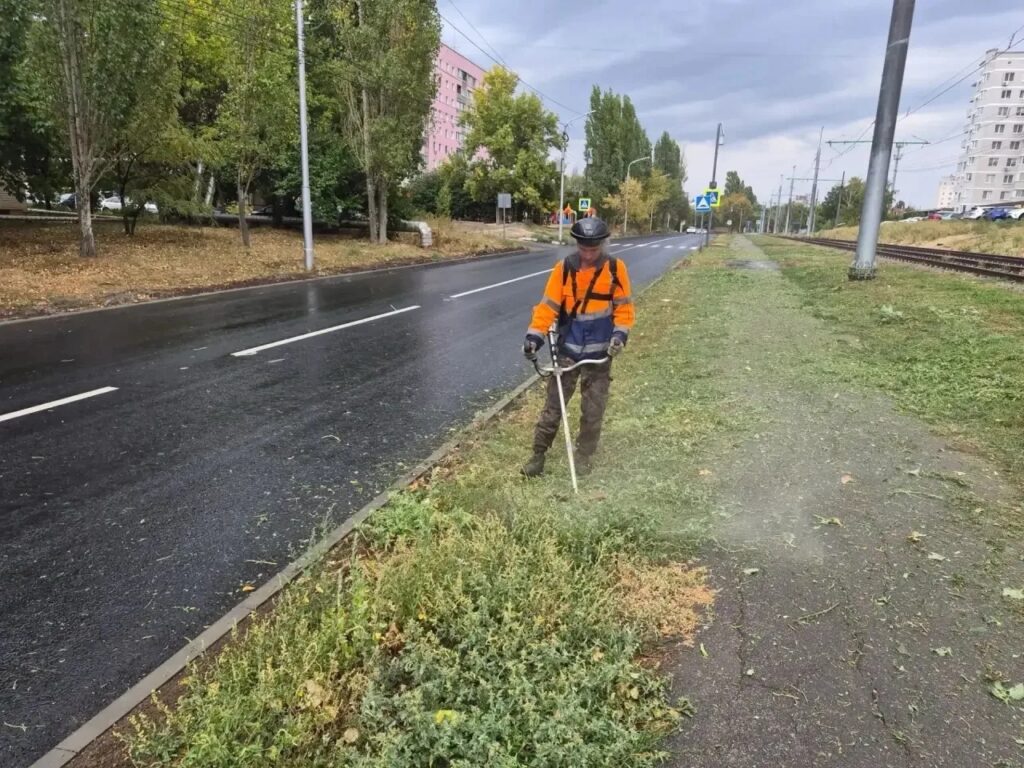Силами МБУ "Дорстрой" мероприятия по благоустройству в Ленинском районе продолжаются. Специалисты осуществляют ручную и механизированную уборку прилотковой части дорог и тротуаров…