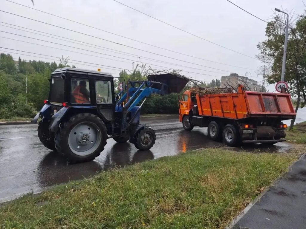 Силами МБУ "Дорстрой" мероприятия по благоустройству в Ленинском районе продолжаются. Специалисты осуществляют ручную и механизированную уборку прилотковой части дорог и тротуаров…