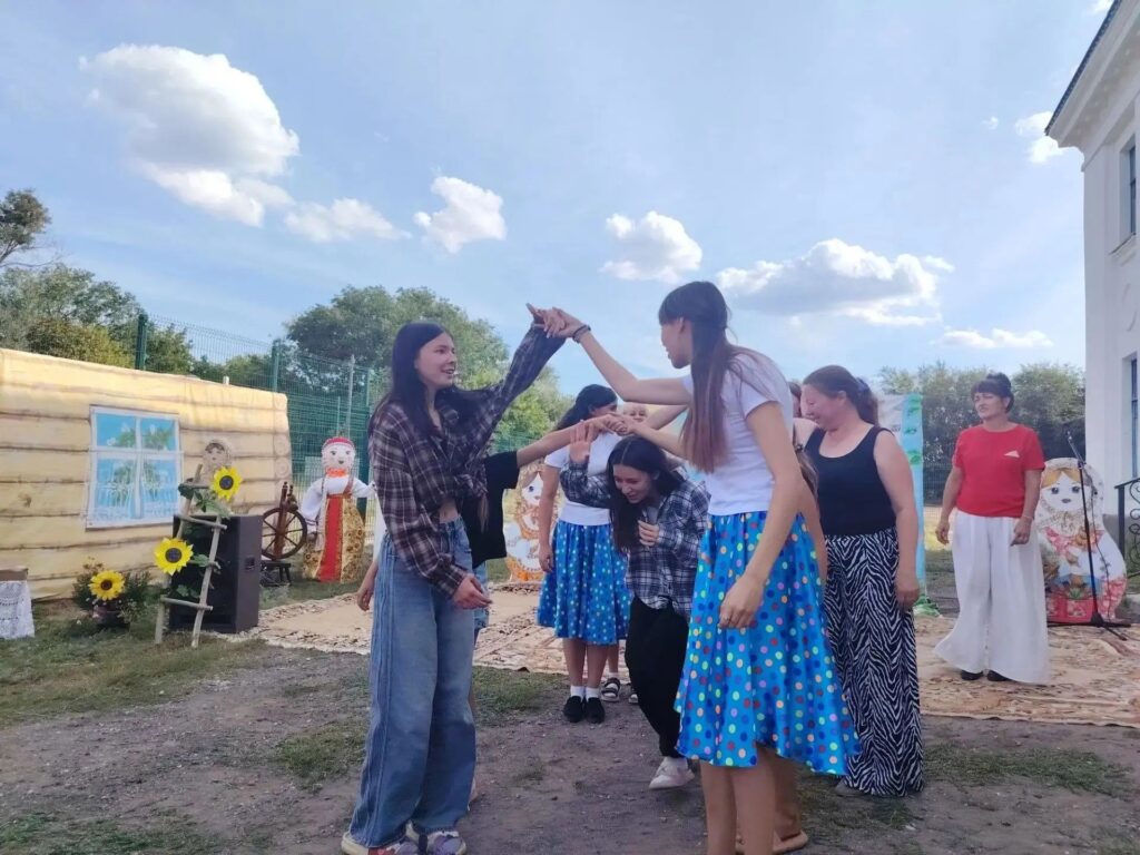 День села — это всегда доброе и светлое торжество для большой семьи односельчан. На площадке Безымянского Дома досуга (филиале МБУ ДК «Бурненский») жители отпраздновали самый долг…