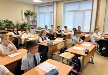 Стартовал обновлённый курс «Разговоры о важном» Новая учебная неделя в школах, колледжах и техникумах Саратовской области традиционно начинается с поднятия государственного флага,…