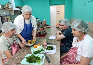 На «Учебной кухне» центра соцобслуживания населения Балаковского района приготовили рыбный суп. 📝Молодые люди с ограниченными возможностями изучили рецепт, распределили обязанност…