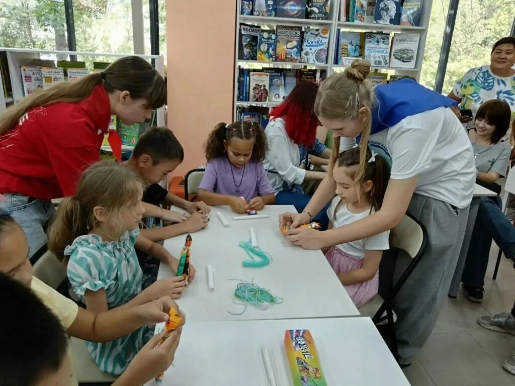 В детской библиотеке №36 прошел яркий и познавательный День открытых дверей «Россия – общий дом, ремесла – общий клад» в рамках Всероссийской акции «БиблиоДень – 2026». 📚 День отк…