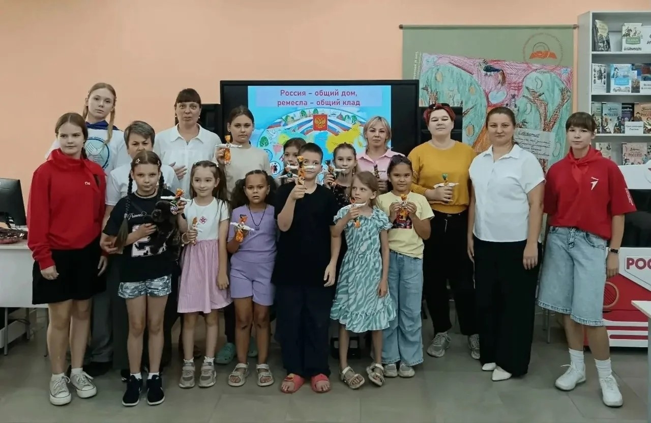 В детской библиотеке №36 прошел яркий и познавательный День открытых дверей «Россия – общий дом, ремесла – общий клад» в рамках Всероссийской акции «БиблиоДень – 2026». 📚 День отк…