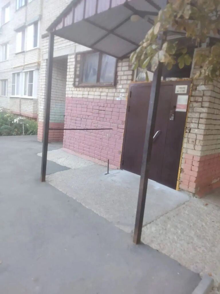 Граффити на фасаде дома по улице Ленина закрашено Контрольным управлением администрации Балаковского муниципального района в результате рейдового обследования был выявлен факт нар…