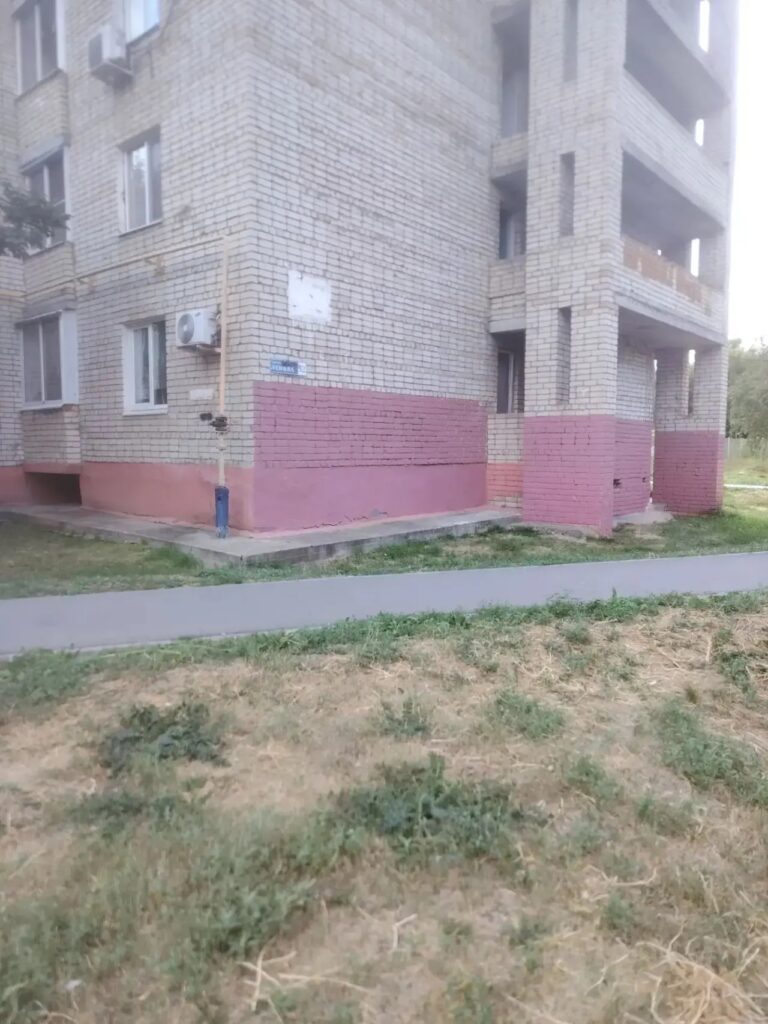 Граффити на фасаде дома по улице Ленина закрашено Контрольным управлением администрации Балаковского муниципального района в результате рейдового обследования был выявлен факт нар…