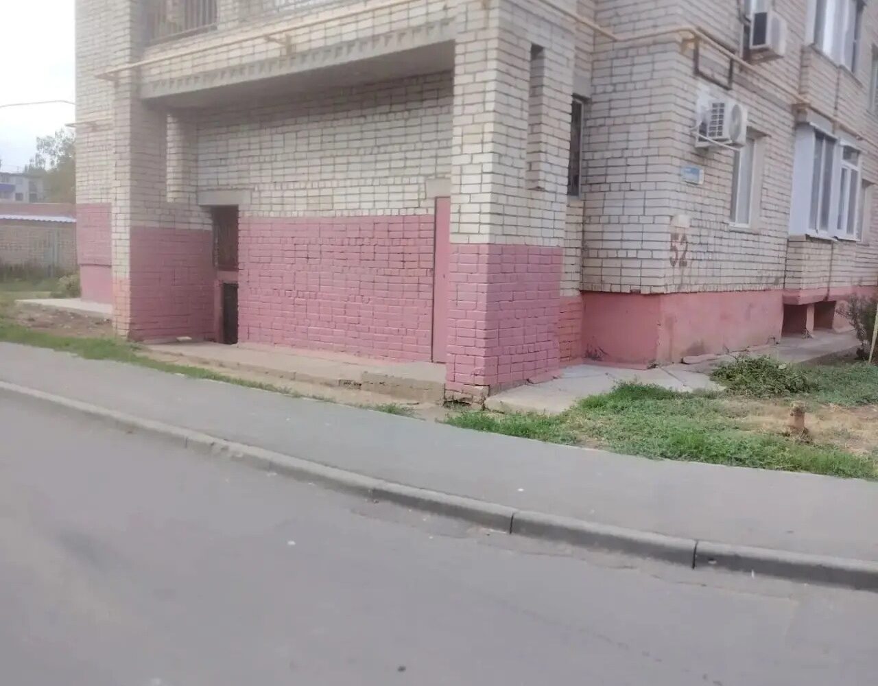 Граффити на фасаде дома по улице Ленина закрашено Контрольным управлением администрации Балаковского муниципального района в результате рейдового обследования был выявлен факт нар…