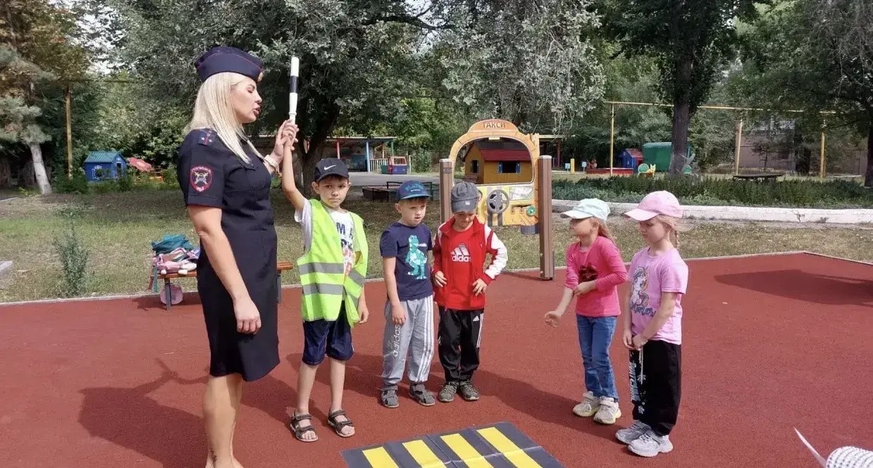 Занятия по ПДД в детских садах и школах: Учим и повторяем правила безопасного движения! В рамках мероприятий по повышению безопасности дорожного движения, сотрудники Госавтоинспек…