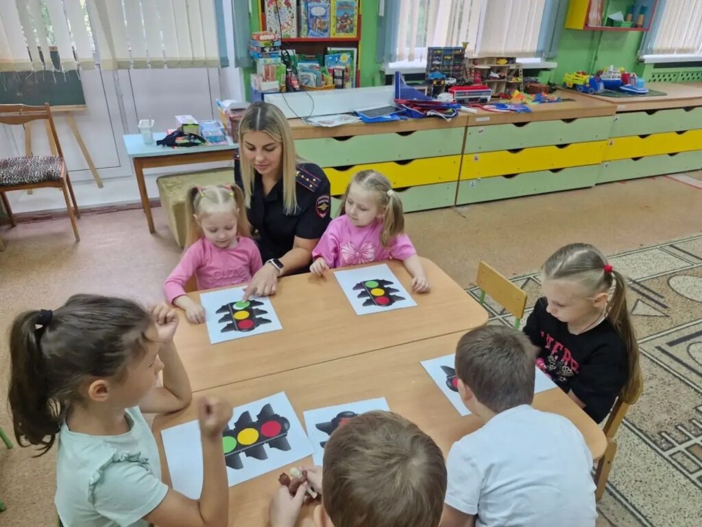 Занятия по ПДД в детских садах и школах: Учим и повторяем правила безопасного движения! В рамках мероприятий по повышению безопасности дорожного движения, сотрудники Госавтоинспек…