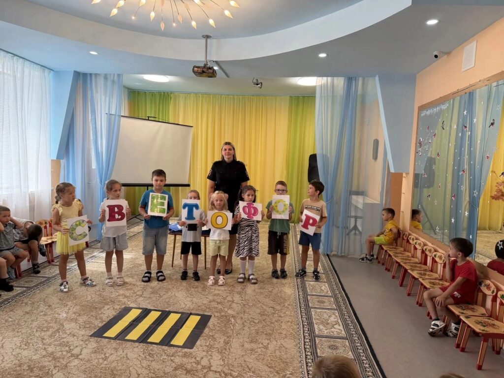 Занятия по ПДД в детских садах и школах: Учим и повторяем правила безопасного движения! В рамках мероприятий по повышению безопасности дорожного движения, сотрудники Госавтоинспек…