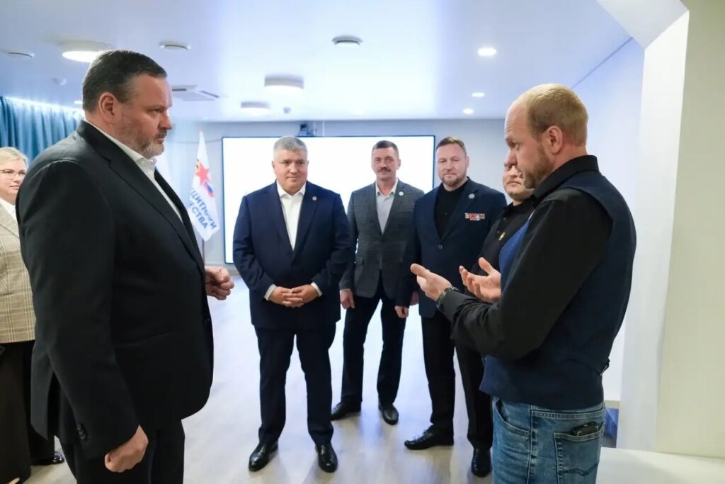 Глава Минтруда России Антон Котяков с рабочим визитом посетил Новгородскую область Вместе с губернатором Александром Дроновым министр обсудил демографию, поддержку семей и ситуаци…