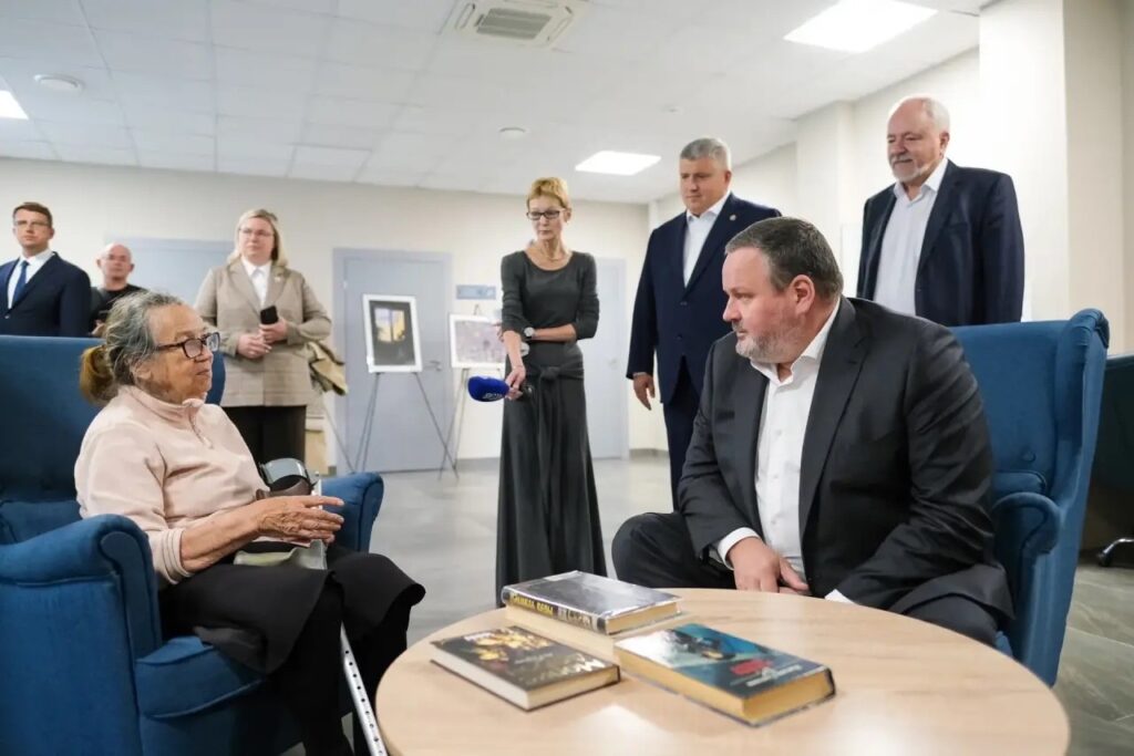 Глава Минтруда России Антон Котяков с рабочим визитом посетил Новгородскую область Вместе с губернатором Александром Дроновым министр обсудил демографию, поддержку семей и ситуаци…