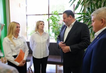 Глава Минтруда России Антон Котяков с рабочим визитом посетил Новгородскую область Вместе с губернатором Александром Дроновым министр обсудил демографию, поддержку семей и ситуаци…