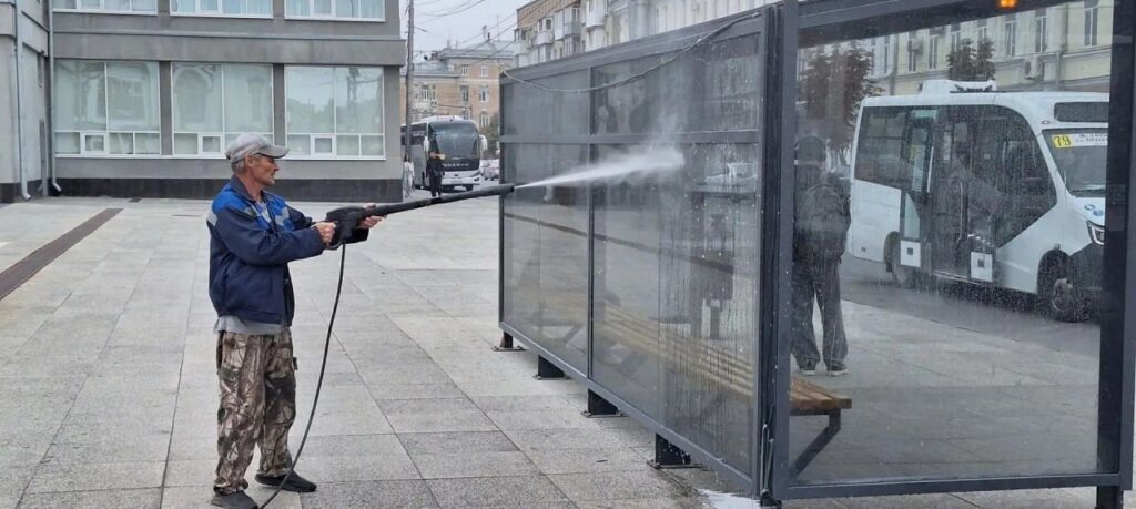 Продолжаем благоустраивать территорию нашего района 📎В течение суток проводили работы по покосу растительности, механизированной очистке тротуаров и дорожного полотна, очистке ост…