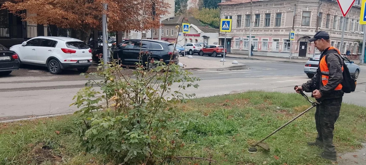 Продолжаем благоустраивать территорию нашего района 📎В течение суток проводили работы по покосу растительности, механизированной очистке тротуаров и дорожного полотна, очистке ост…
