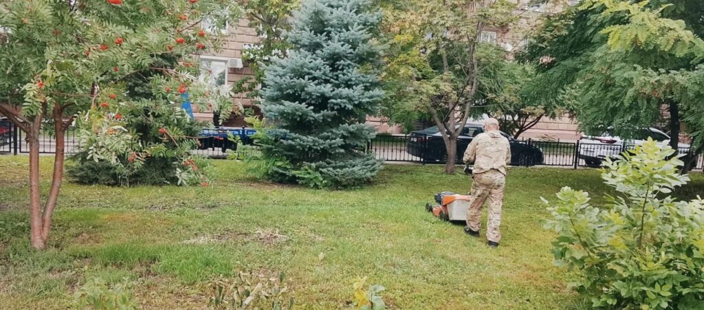 Продолжаем благоустраивать территорию нашего района 📎В течение суток проводили работы по покосу растительности, механизированной очистке тротуаров и дорожного полотна, очистке ост…
