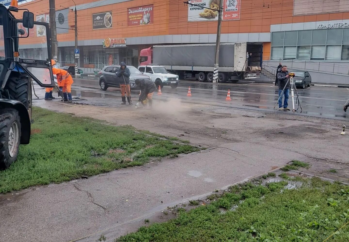 На улице Минской готовят площадку под установку новой остановки Сегодня на Минской начались работы по подготовке площадки для нового остановочного павильона «Почта». Рабочие уже п…