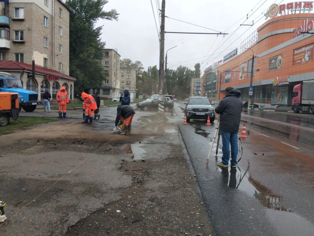 На улице Минской готовят площадку под установку новой остановки Сегодня на Минской начались работы по подготовке площадки для нового остановочного павильона «Почта». Рабочие уже п…