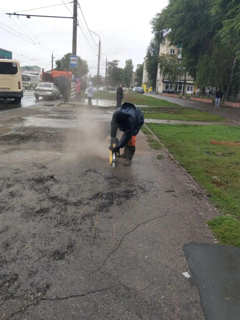 На улице Минской готовят площадку под установку новой остановки Сегодня на Минской начались работы по подготовке площадки для нового остановочного павильона «Почта». Рабочие уже п…
