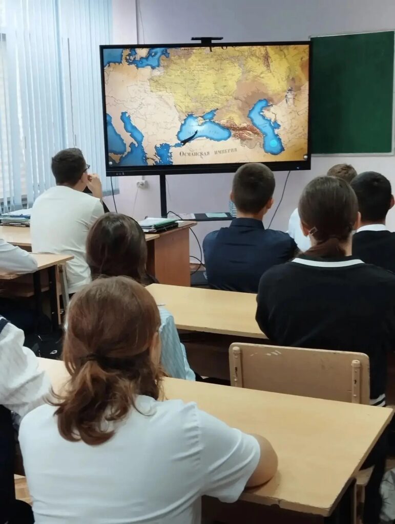 В школах Ленинского района прошли памятные мероприятия, посвященные 85-летию начала блокады Ленинграда. Для школьников организовали «Разговоры о важном», где они узнали о мужестве…