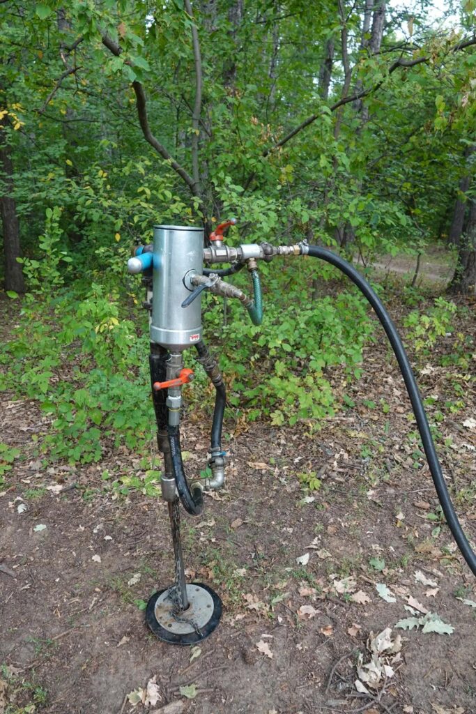 В соответствии с назначениями «древесных врачей» внесение удобрений разбили на два этапа, привязав их к биологическим ритмам дерева. Вторую подкормку выполнили на прошлой неделе. …