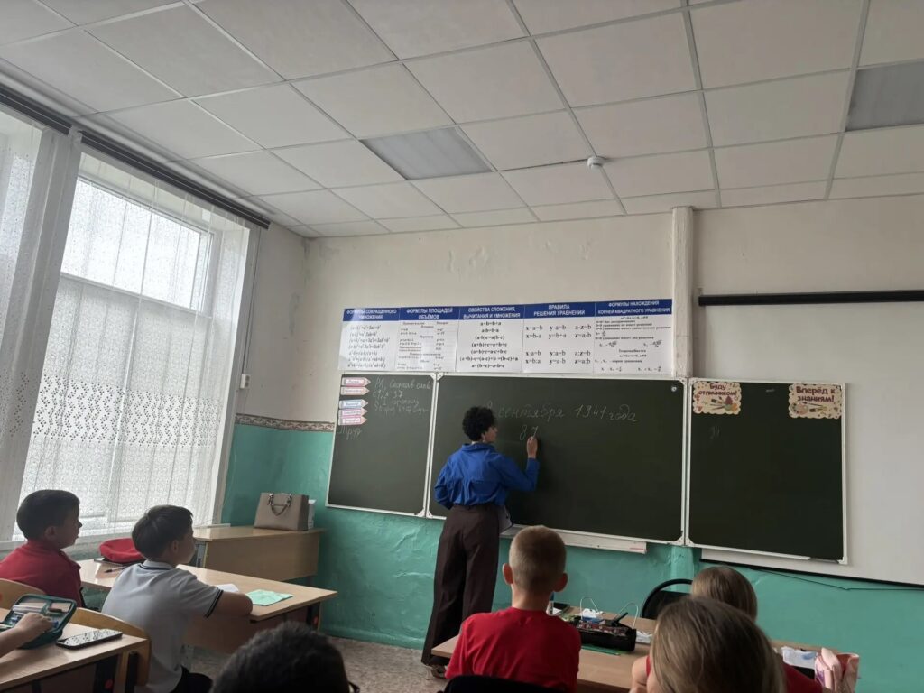 «Пока звучит метроном — город жив»: в ООШ №4 г. Пугачева прошел час памяти, посвященный началу блокады Ленинграда 🏫В основной общеобразовательной школе № 4 г. Пугачёва состоялся ч…