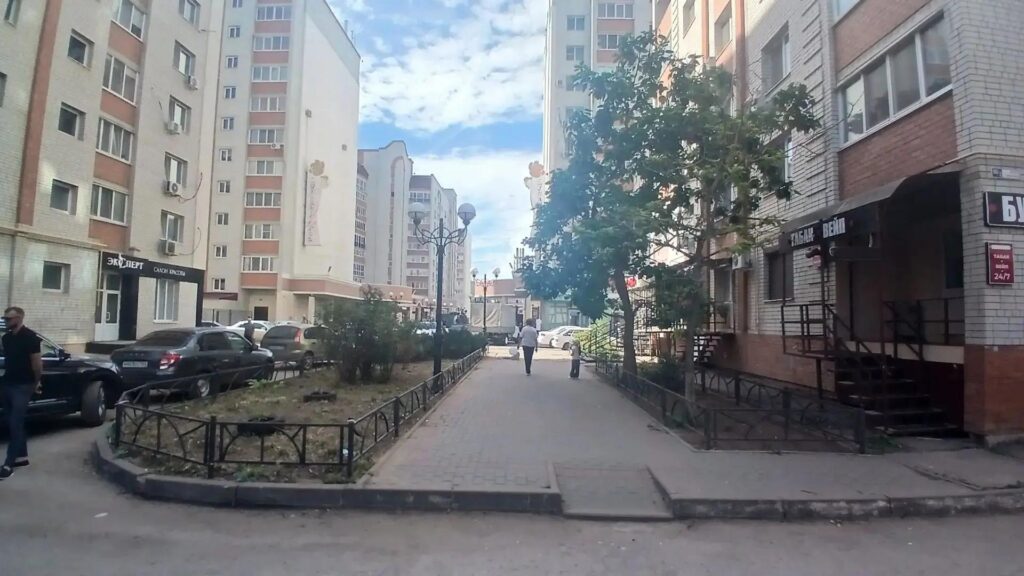 По поручению главы района Максима Леонова продолжается работа по комплексному благоустройству нескольких кварталов, расположенных вблизи «Бульвара роз». Специалисты МКУ «Городское…