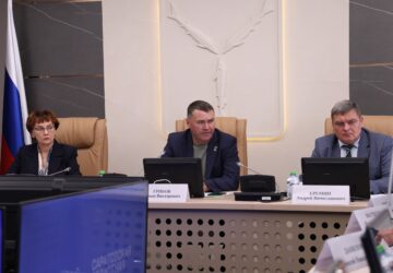 Депутаты призвали ускорить поставку вакцины от гриппа Поставка вакцины традиционно осуществлялась в августе, однако в 2026 году единый поставщик сместил начало отпуска препарата с…