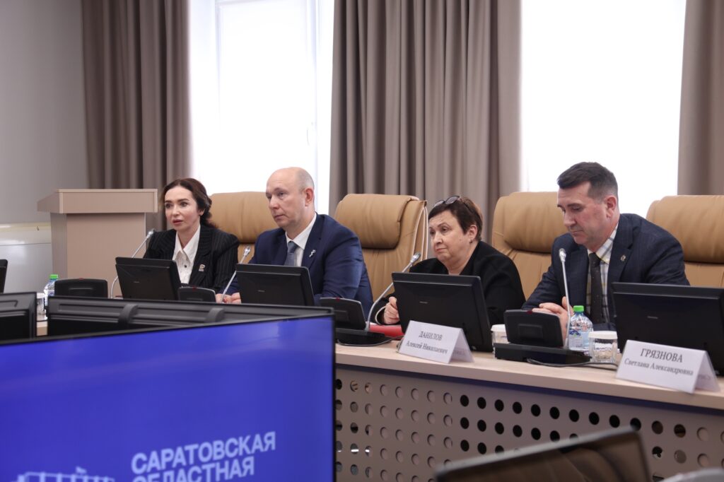 Депутаты призвали ускорить поставку вакцины от гриппа Поставка вакцины традиционно осуществлялась в августе, однако в 2026 году единый поставщик сместил начало отпуска препарата с…