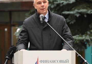 В День финансиста в [ университете] открыли Памятную аллею выдающихся выпускников 🎗На аллее во внутреннем дворе главного корпуса университета на Ленинградском проспекте увековечен…