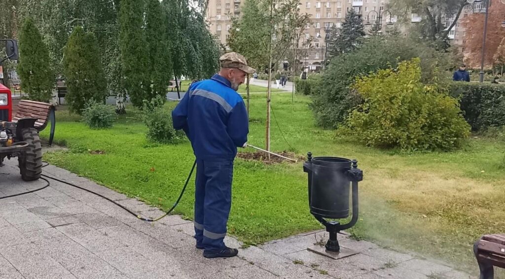 Продолжаем благоустраивать территорию нашего района 📎В течение суток проводили работы по покосу растительности, механизированной очистке тротуаров и дорожного полотна, обустройств…