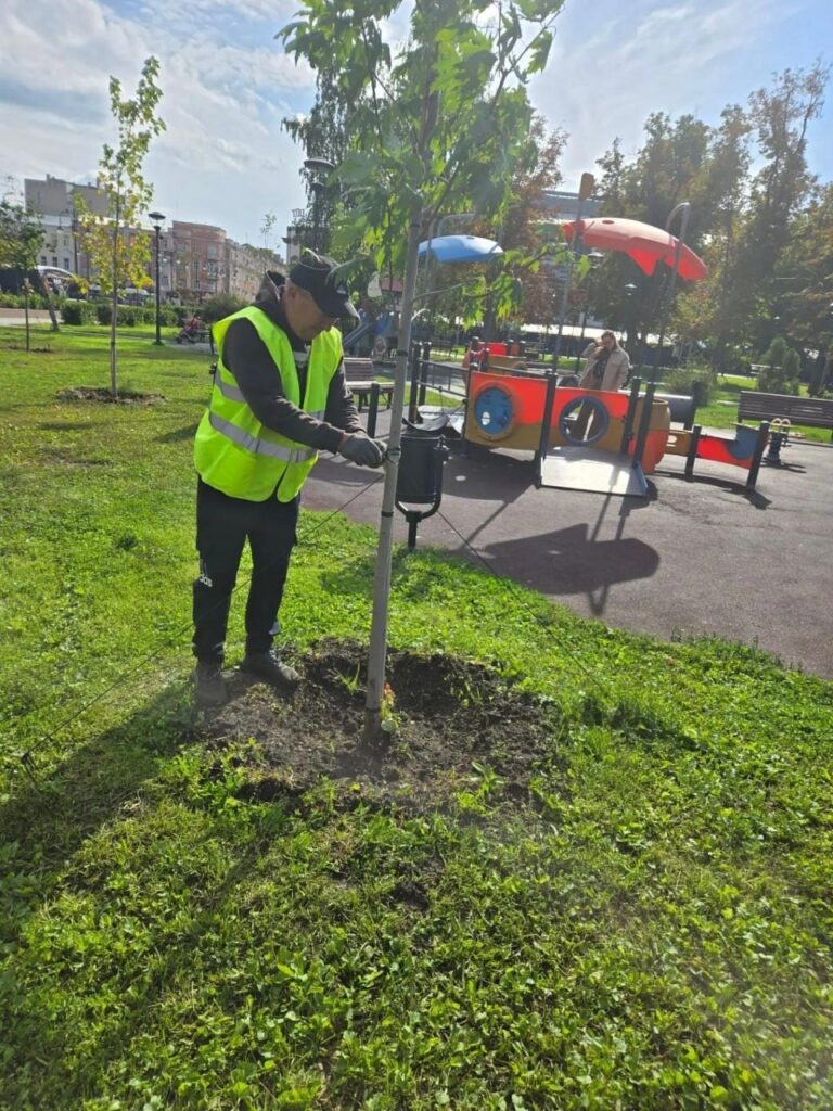 Продолжаем благоустраивать территорию нашего района 📎В течение суток проводили работы по покосу растительности, механизированной очистке тротуаров и дорожного полотна, обустройств…