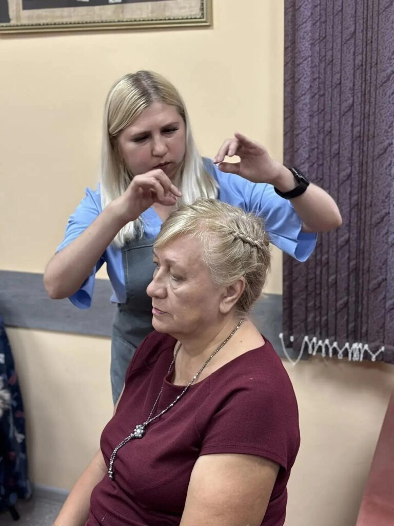 Сегодня отмечается Международный день красоты. Сотрудники комплексного центра социального обслуживания населения Балаковского района не остались в стороне и устроили для прекрасны…