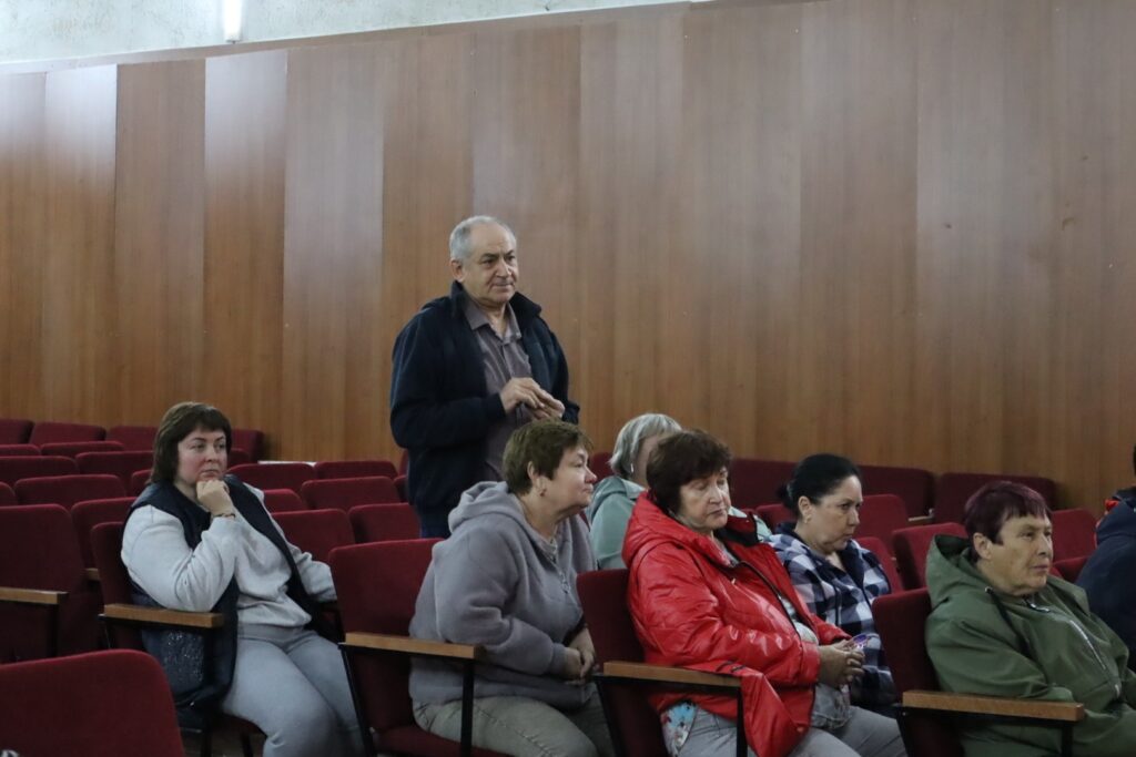 Сегодня глава Ершовского района Андрей Шубин провёл встречу с жителями посёлка Новосельский ✨ В мероприятии приняли участие: - Прокурор Ершовского района Дмитрий Гончаров; - И.о. …