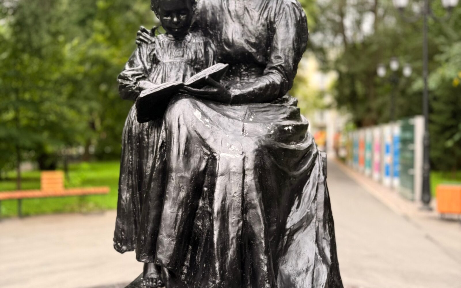 ️В ходе объезда общественных территорий района в сквере Первой учительницы выявлено отшелушивание краски на памятнике 🔹Кроме того, ранее была обнаружена коррозия на некоторых элем…