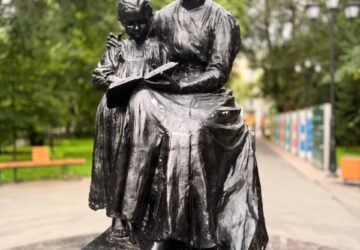 ️В ходе объезда общественных территорий района в сквере Первой учительницы выявлено отшелушивание краски на памятнике 🔹Кроме того, ранее была обнаружена коррозия на некоторых элем…