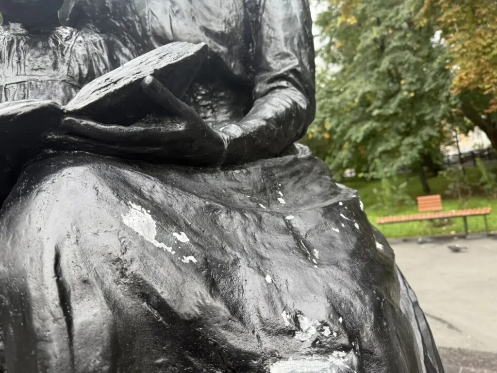 ️В ходе объезда общественных территорий района в сквере Первой учительницы выявлено отшелушивание краски на памятнике 🔹Кроме того, ранее была обнаружена коррозия на некоторых элем…