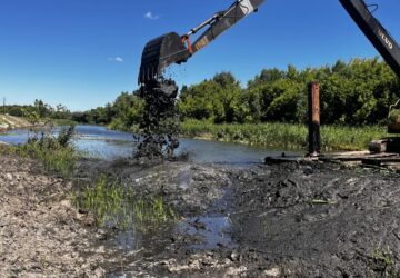 Река Аткара постепенно освобождается от многолетних донных отложений В Аткарском районе вывозят донный грунт, извлеченный в ходе очередного этапа реализации мероприятия по расчист…