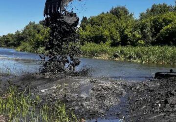 Осенью закончат расчистку части русла Аткары Из русла реки Аткары вывезут порядка 61 тысячи кубометров донных отложений. Сейчас подрядчик вывозит грунт, извлеченный во время чистк…