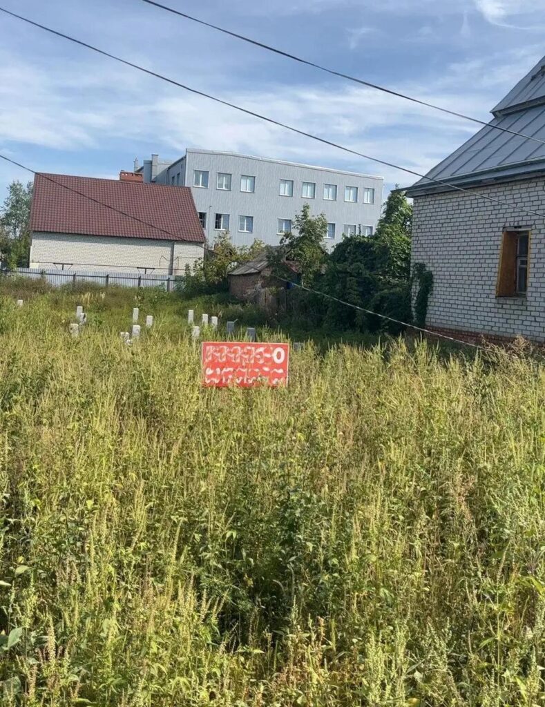 В рамках инспекционного обхода на улице Московской специалисты управления муниципального контроля и административной практики проверили состояние прилегающих территорий 136 частны…
