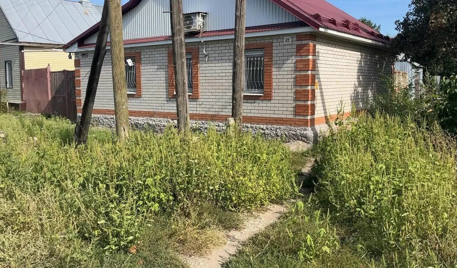 В рамках инспекционного обхода на улице Московской специалисты управления муниципального контроля и административной практики проверили состояние прилегающих территорий 136 частны…